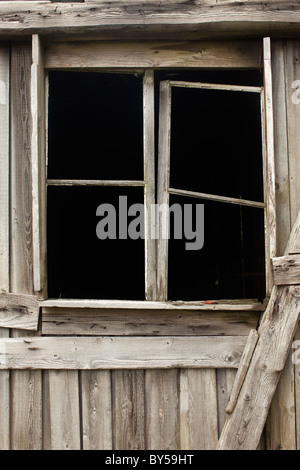 Un vecchio rotto sul telaio di una finestra Foto Stock