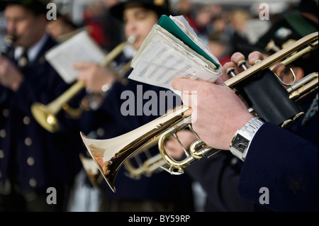 Persona che gioca una tromba in una Marching Band Foto Stock