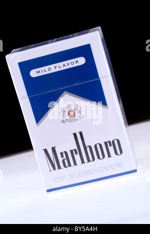 Close up di un pacchetto di Marlboro di sigarette. Il blue edition venduti in Messico. Foto Stock