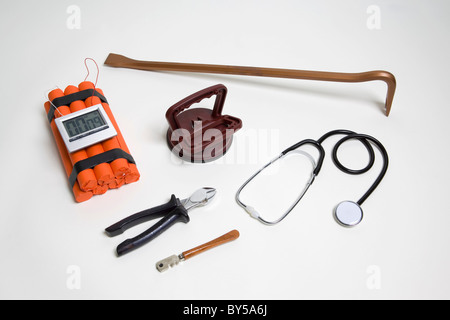 Una bomba a orologeria accanto a vari strumenti e apparecchiature Foto Stock