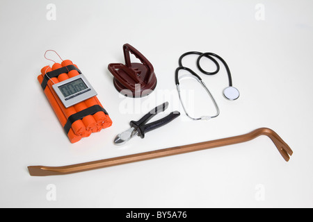 Una bomba a orologeria accanto a vari strumenti e apparecchiature Foto Stock