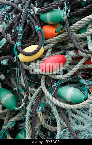 Dettaglio delle funi e reti da pesca sul terreno Foto Stock