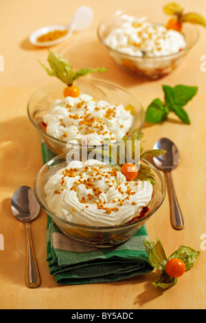 Una insalata di frutta tropicale con yogurt e polline. Ricetta disponibile. Foto Stock