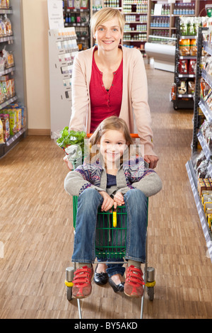 Una madre e figlia gli acquisti al supermercato Foto Stock