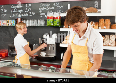 Due dipendenti che lavorano in un panificio cafe Foto Stock