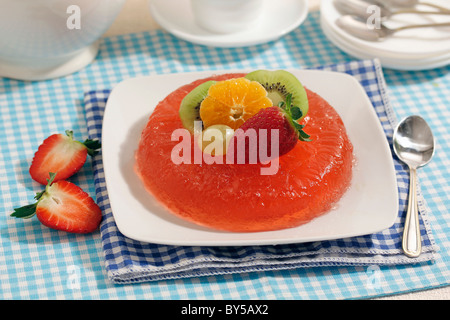 Gelatina di fragole con frutti. Ricetta disponibile Foto Stock