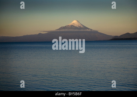 Lago Llanquihue e il vulcano Osorno, Puerto Varas, Cile Foto Stock