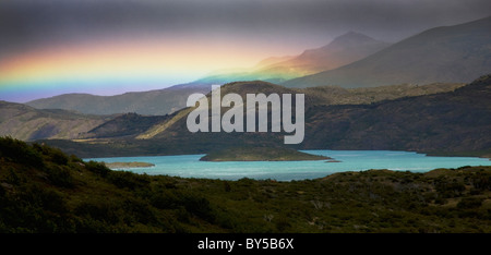 Vista di un arcobaleno sulle montagne e un lago, parco nazionale Torres del Paine, Cile Foto Stock