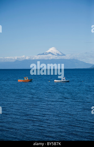 Vista delle barche sul lago Llanquihue e il vulcano Osorno, Puerto Varas, Cile Foto Stock