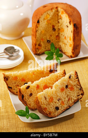 Il Panettone con arancia e uvetta. Ricetta disponibile. Foto Stock