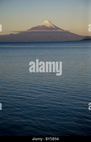 Lago Llanquihue e il vulcano Osorno, Puerto Varas, Cile Foto Stock