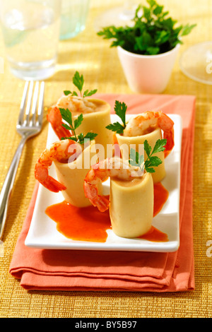 Paste alimentari farcite con la coda di rospo e gamberi. Ricetta disponibile. Foto Stock