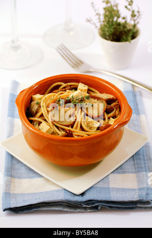 Spaghetti integrali con tofu e funghi. Ricetta disponibile Foto Stock