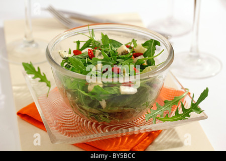 Insalata verde con bacche di goji e formaggio. Ricetta disponibile. Foto Stock