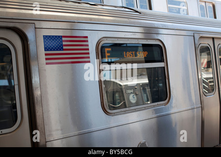 Un treno della metropolitana fermata alla stazione di New York, Stati Uniti d'America Foto Stock