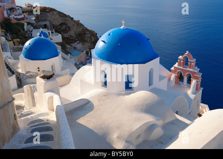 Oia, ( Ia ) Santorini - cupole blu Orthodax Bizantino chiese, - greco isole Cicladi - foto, foto e immagini Foto Stock