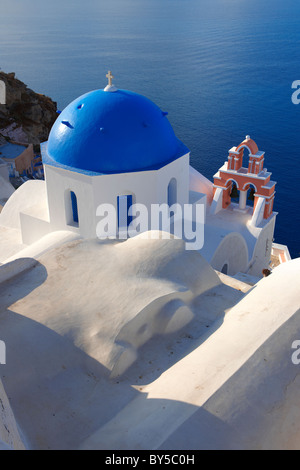 Oia, ( Ia ) Santorini - cupole blu Orthodax Bizantino chiese, - greco isole Cicladi - foto, foto e immagini Foto Stock