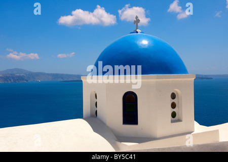 Oia, ( Ia ) Santorini - cupole blu Orthodax Bizantino chiese, - greco isole Cicladi - foto, foto e immagini Foto Stock