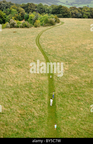 Una famiglia di camminare sulla via del Costwold percorso vicino a North Nibley, Gloucestershire Agosto 2008 Foto Stock