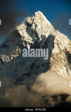 Il possente picco di Ama Dablam nella regione dell Everest del Nepal Foto Stock