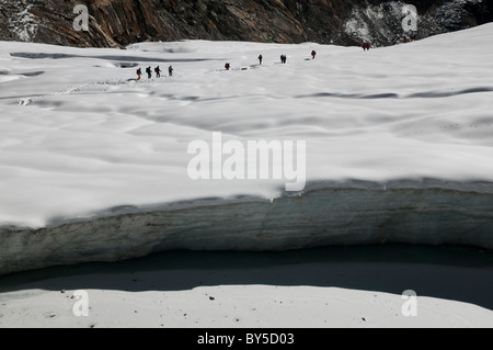 Il trekking attraversa il Cho La Pass nella regione dell Everest del Nepal Foto Stock