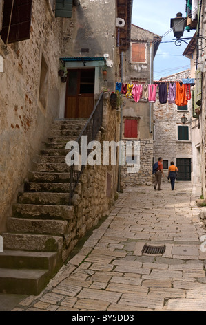 Elk192-1625v Croazia Rovigno, vicoli con i panni appesi Foto Stock