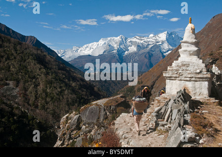 Chorten e viste sulla montagna dal sentiero nella regione dell Everest del Nepal Foto Stock