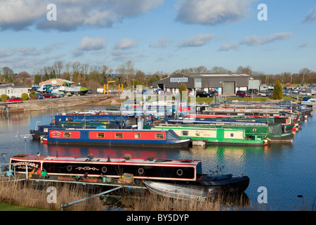 Barche strette e chiatte a shardlow marina sul fiume Trento Derbyshire England Regno Unito GB EU Europe Foto Stock