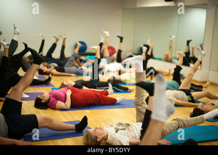 Exercisers partecipare a una classe di pilates al Chelsea Recreation Centre in New York Foto Stock