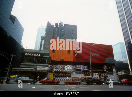 Il lato ovest della sesta Avenue tra la XLII e xliii strade di New York si è visto a luglio 1987 Foto Stock