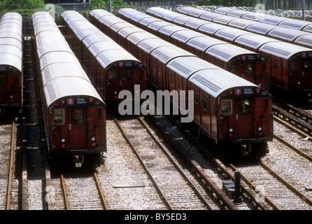 "Redbird' auto sono previste fino al cantiere di lavaggio a New York nel quartiere di Queens a New York nel 1980 Foto Stock