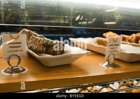 Una pasticceria in New York indichi chiaramente il valore calorico dei loro croissant al cioccolato e altri beni cotti al forno Foto Stock