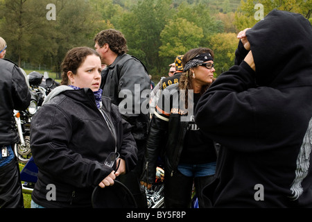 I motociclisti attendere l'inizio dell'autunno annuale corsa di beneficenza in Adams, Massachusetts. Foto Stock