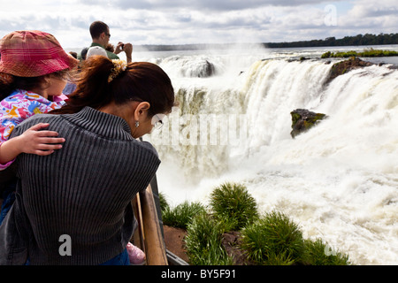 La Garganta del Diablo di Iguazu falls come visto da di Misiones, Argentina.