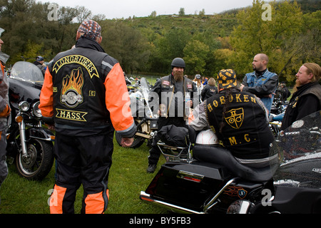 I motociclisti attende l'inizio dell'autunno annuale corsa di beneficenza in Adams, Massachusetts. Foto Stock