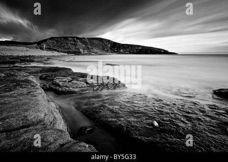 Una lunga esposizione del Dunraven Bay in bianco e nero Foto Stock