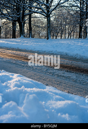 Strada sdrucciolevole in inverno la neve Foto Stock