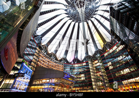 La germania,Berlino, interno del Sony Center vicino a Potsdamer Platz Foto Stock