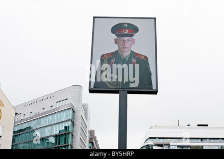 La germania,Berlin.Check Point Charlie, ritratto del soldato sovietico Foto Stock