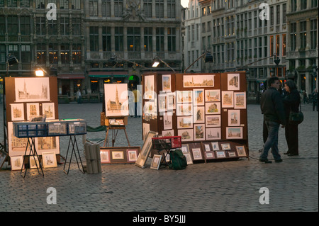 Un fornitore vende stampe d'arte a turisti in Grand Place di Bruxelles in Belgio. Foto Stock