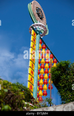 Malaysia, Isola di Penang. Tempio di Kek Lok Si, tempio più grande nel sud-est asiatico. Lampioncini colorati appesi per il Capodanno cinese. Foto Stock