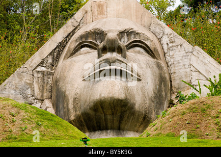 Gigante testa intagliata, Jinuo Luoke (Jinuo Shan), Jinghong, Xishuangbanna, nella provincia dello Yunnan, Repubblica Popolare Cinese. JMH4296 Foto Stock