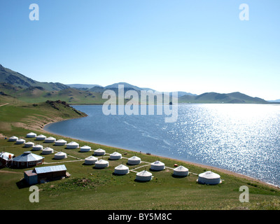 Maikhan Tolgoi Ger camp sulla riva del Terkhiin Tsagaan Nuur o grande lago bianco Foto Stock