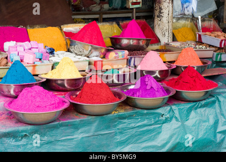 Conica di pile di pigmenti colorati per la vendita in un aperto fronteggiata shop a Mysore, Karnataka, India Foto Stock