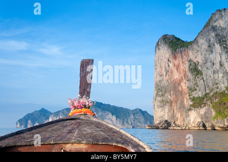 Tradizionale 'Long Tail' Boat e Isole Phi Phi, Ko Phi Phi Don, Thailandia, Sud-Est asiatico Foto Stock