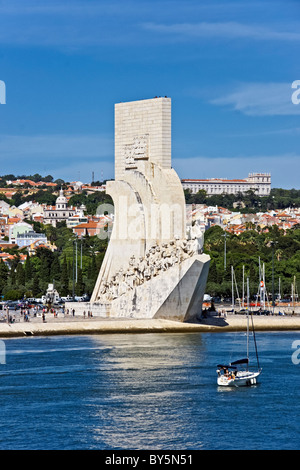 Il Monumento delle Scoperte sulla sponda nord del fiume Tago a Lisbona Portogallo Foto Stock