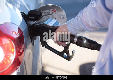 Uomo macchina di riempimento con il gasolio Foto Stock