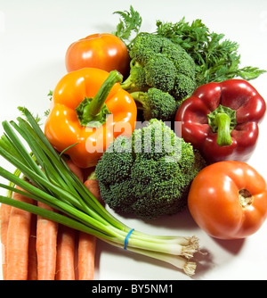 Foto di stock di una disposizione di vegetali compresi i pomodori, cipollotti, peperoni, broccoli e carote. Foto Stock