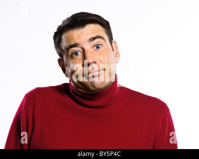 Caucasian ignorante uomo scrollare busbana francese il raggrinzimento ritratto in studio su isolato sfondo bianco Foto Stock