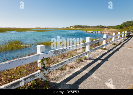 Recinzione bianco lungo il marciapiede sulla provincia terre in strada a Provincetown, Massachusetts Foto Stock